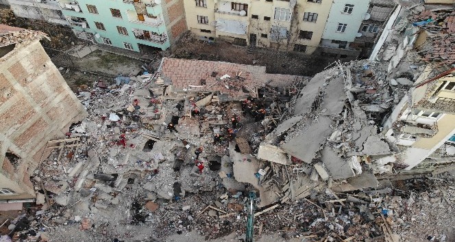 Elazığ’da Mustafa Paşa Mahallesi’nde çöken binada çalışmalar sürüyor