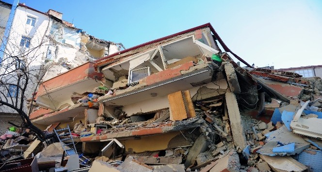 (Özel) Çöken binanın çevresindeki binalarda büyük hasar meydana geldi