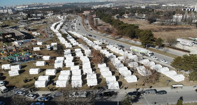Depremden etkilenen vatandaşlar ‘çadır kentlerde’ yaşıyor