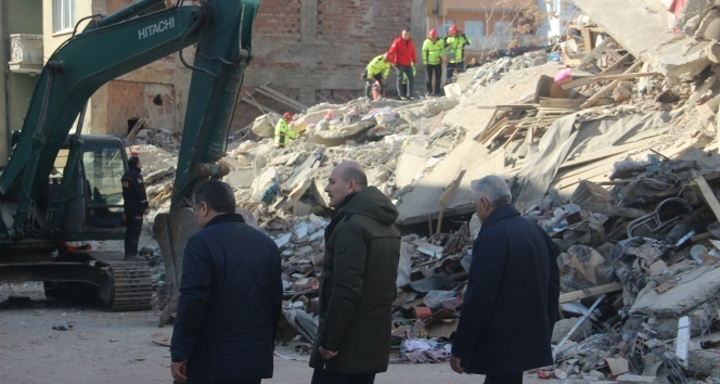 Bakan Soylu, Koca ve Binali Yıldırım, deprem bölgesinde incelemelerde bulundu