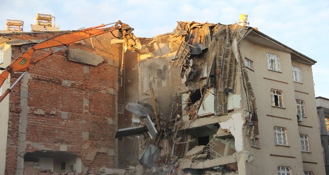 Elazığ’da 11 kişinin öldüğü 2 binanın enkazı kaldırılıyor