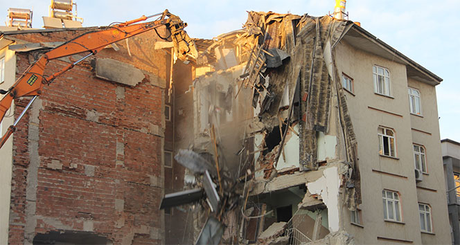Elazığ&#039;da 11 kişinin öldüğü 2 binanın enkazı kaldırılıyor