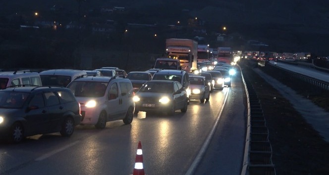Ankara-Samsun kara yolunda tır devrildi, kilometrelerce araç kuyruğu oluştu