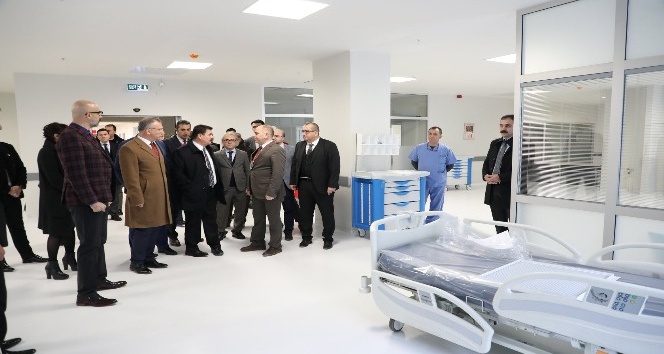 Vali Arslantaş, hizmete açılacak hastanede incelemelerde bulundu