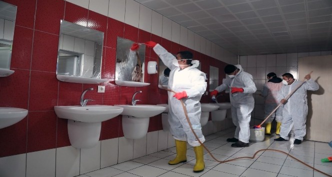 Belediye ekipleri okul tuvaletlerini temizleyerek ilaçlıyor