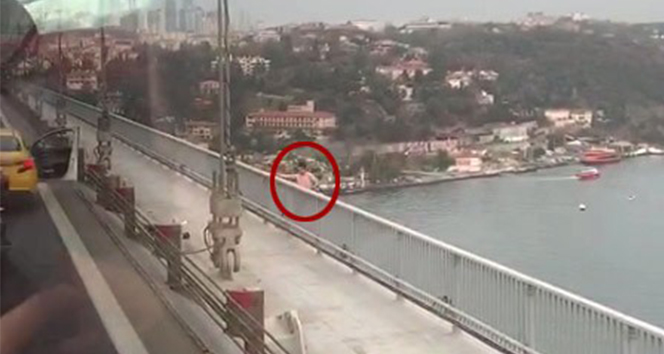 15 Temmuz Şehitler Köprüsü&#039;ne çıkan şahsın atlama anı ortaya çıktı
