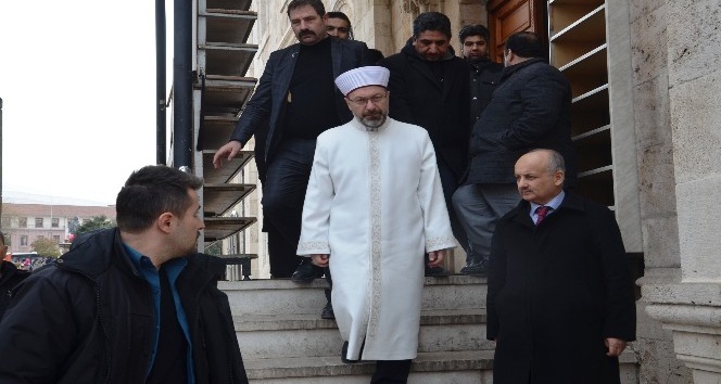 Diyanet İşleri Bakanı Erbaş, Malatya’da hasar gören camiyi inceledi