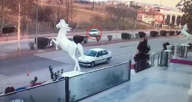 Lastiği patlayan otomobilin kaza anı kamerada