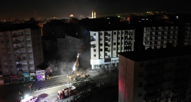 Elazığ&#039;da hasarlı binada yıkım çalışmaları başladı