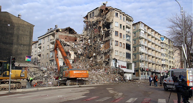 Elazığ&#039;da hasarlı binalarda yıkım çalışmaları sürüyor