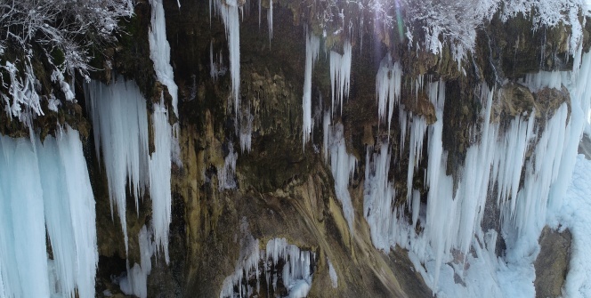 Dipsiz Göl Şelalesi buz tuttu, ortaya kartpostallık görüntüler çıktı