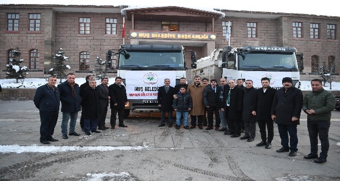 Muş Belediyesi deprem bölgesine 2 kamyon daha yardım malzemesi gönderdi