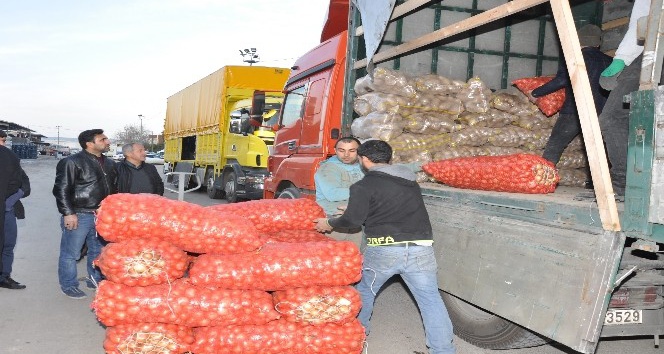 Adana’dan depremzedelere 2 tır dolusu sebze ve meyve