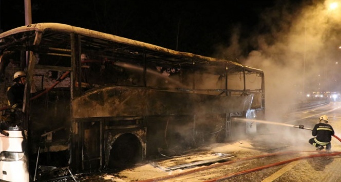 TEM Otoyolu’nda cenaze taşıyan otobüs alev alev yandı