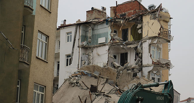 Elazığ&#039;da depremle çöken binalarda enkaz kaldırma çalışmaları