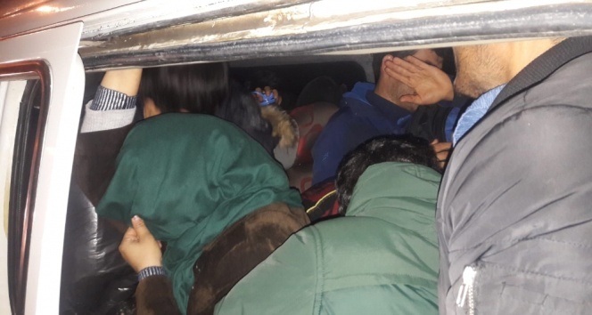 Çanakkale’de 9 kişilik araçtan 22 mülteci çıktı