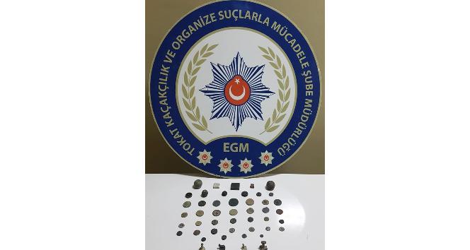 Durdurulan şüpheli araçta 47 parça tarihi eser ele geçirildi