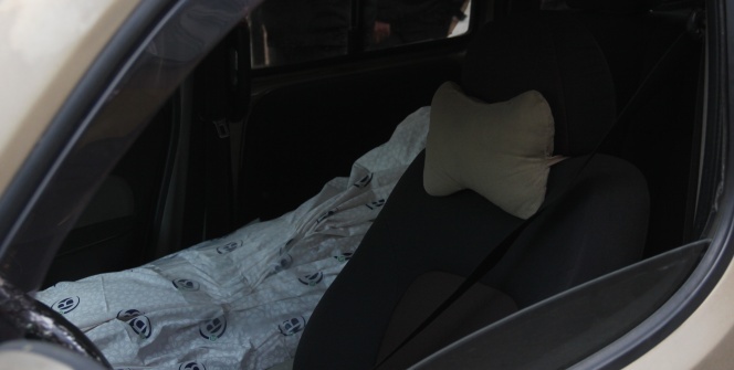 Cesetle yolculuk polisi alarma geçirdi