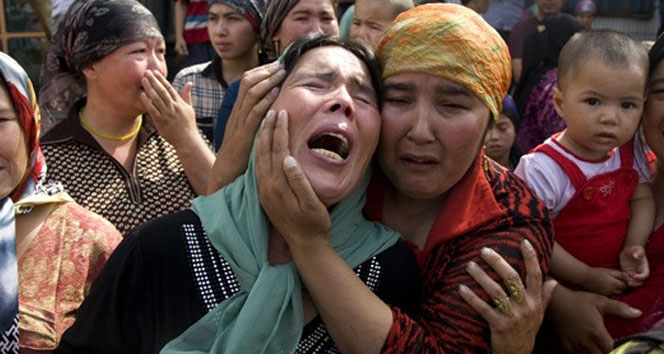 Çin’deki salgın kamplardaki Uygur Türklerini tehdit ediyor