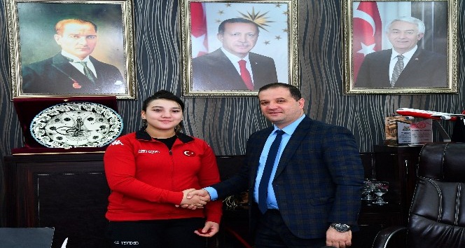 Büyüklerde Türkiye rekoru kıran 14 yaşındaki başarılı halterci altınla ödüllendirildi