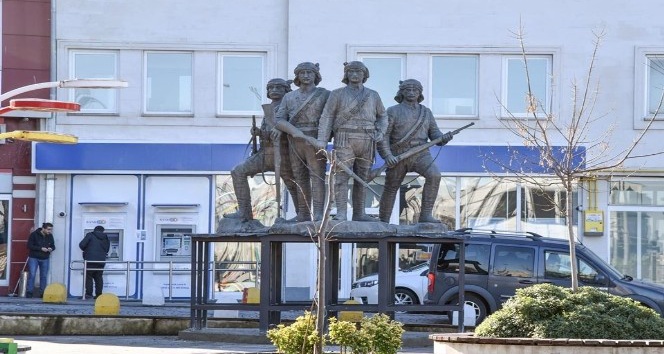 Giresun’daki anıt tartışması ’Osman Ağa ve arkadaşları’ heykeli ile son buldu
