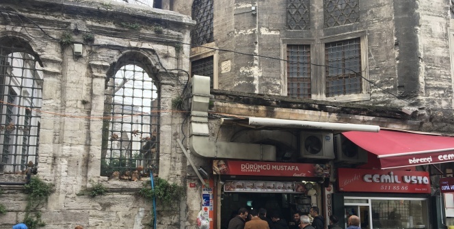 Duman altında kalan tarihi Nuruosmaniye Cami duvarındaki is havadan görüntülendi