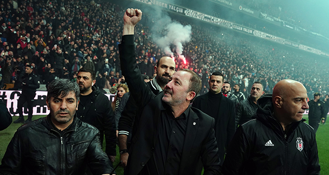 Sergen Yalçın, 20 bin taraftarın önünde imzayı attı