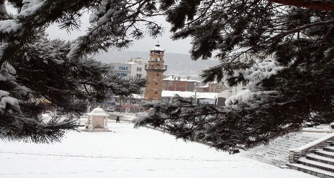 Yozgat’ta kar yağışı nedeniyle 198 köy yolu ulaşıma kapandı