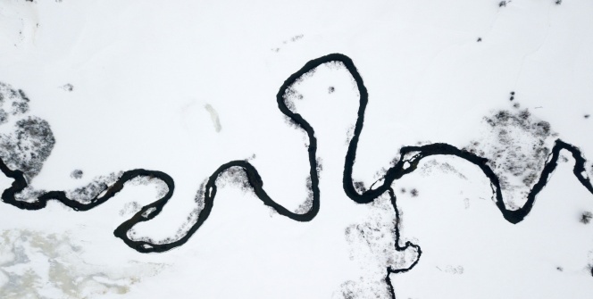 Kar altındaki menderesler görsel şölen sunuyor