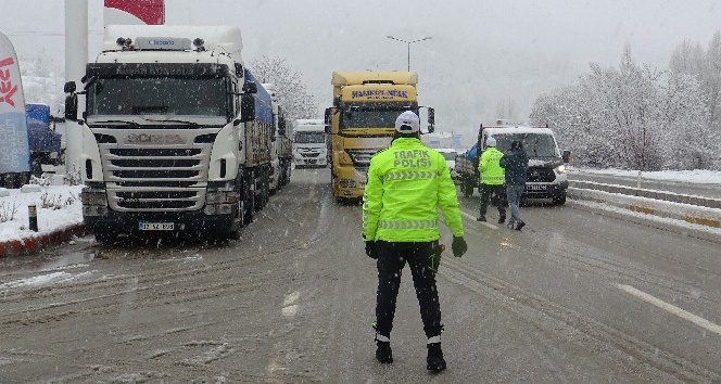 Tokat-Sivas kara yoluna ağır tonajlı araç girişleri durduruldu