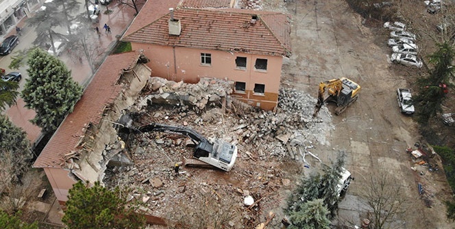 Depreme dayanıklı olmayan okul belediye tarafından yıkıldı