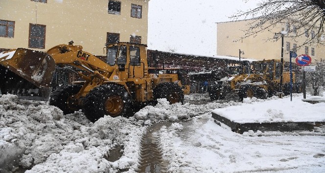 Muş Belediyesi karla mücadele ekipleri sahaya indi