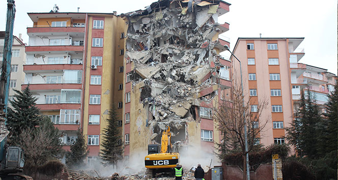 Depremde hasar gören 3 bloklu sitenin yıkımı başladı