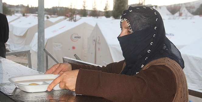 Yağışların etkili olmaya başladığı Elazığ'da, çadırkentte yaşam