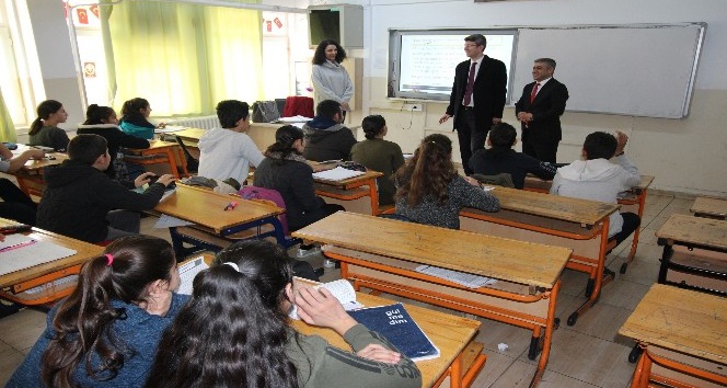 Gönüllü öğretmenler öğrencilere ders veriyor