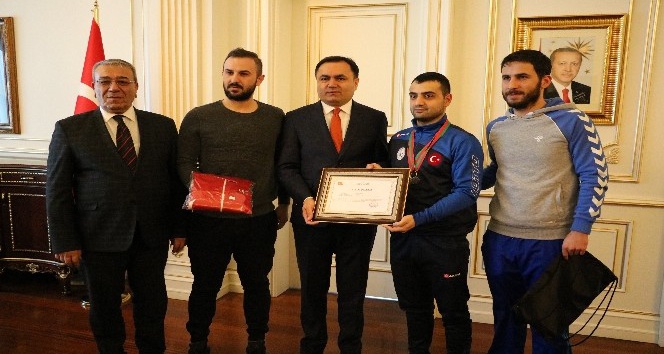 Vali Çakır, Avrupa şampiyonunu tebrik etti