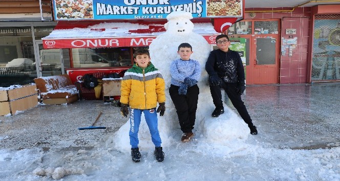 Çocuklar iki metre boyunda kardan adam yaptı