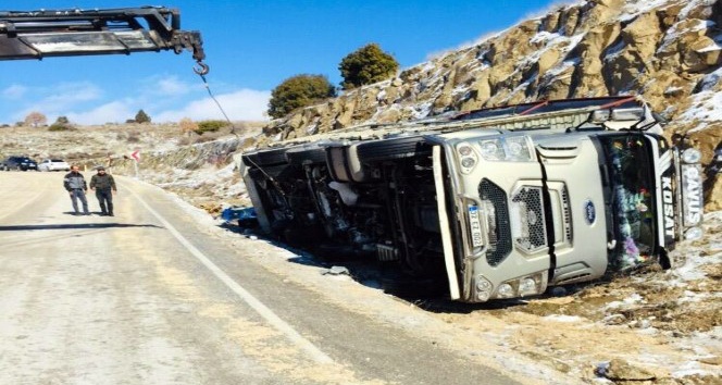 Buzlanma ve kar yağışı yüzünden devrilen kamyon sabah saatlerinde kurtarıldı