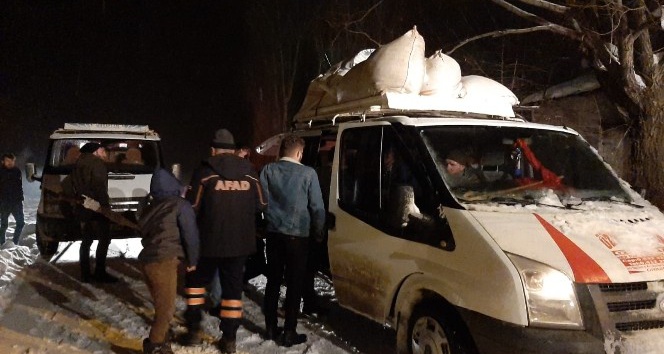 Kar ve tipide mahsur kalan 24 kişi kurtarıldı