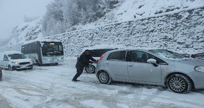 Bitlis’te kar yağışı nedeniyle yaklaşık 500 araç yolda mahsur kaldı