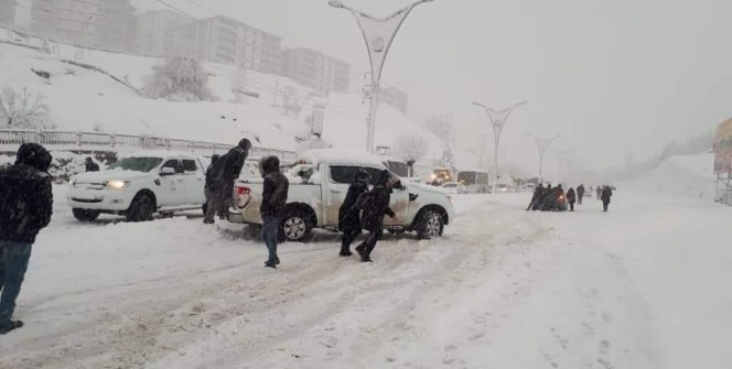 Kar bir anda bastırdı! Yüzlerce araç yolda kaldı