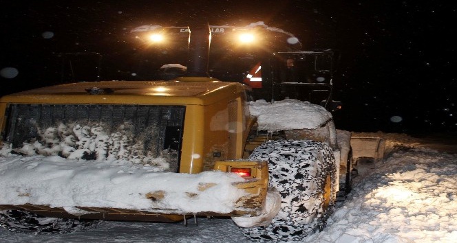 Kar yağışı ve tipi nedeniyle yolu kapanan köydeki hasta kurtarıldı