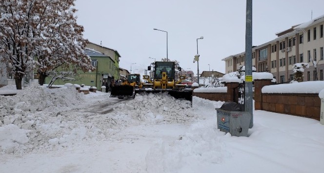 Karlıova’da karla mücadele