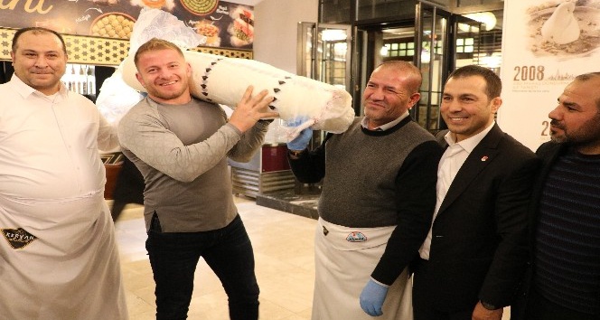 Başpehlivan Balaban, Maraş dondurması kesti