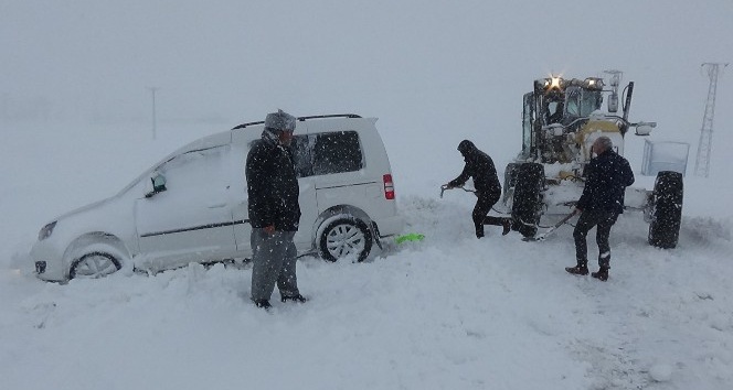 Muş’ta karda mahsur kalan 20 kişi kurtarıldı