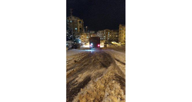 Belediye ekipleri tuzlama çalışmalarını sabaha kadar sürdürdü