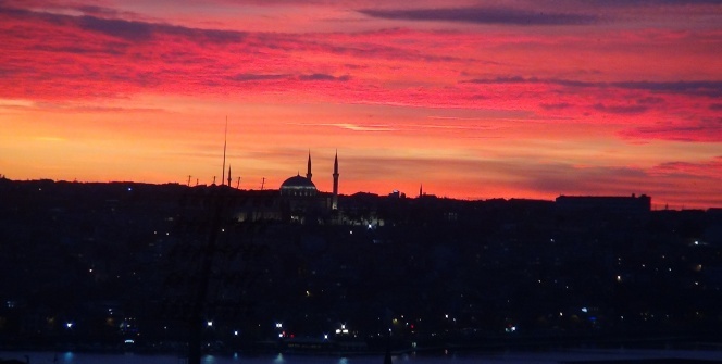 İstanbul’da gün batımı kartpostallık görüntü oluşturdu