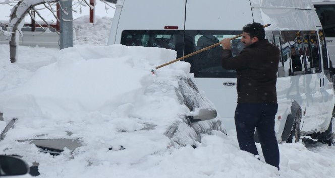 Bitlis’te 600 yerleşim yerinin yolu kardan kapalı