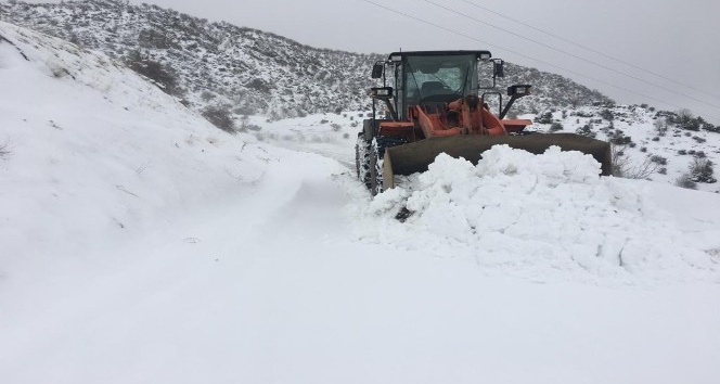 Sason’da kar yağışı nedeniyle 50 köy yolu ulaşıma kapandı