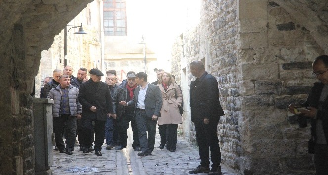 İlker Başbuğ, teröristlerin bombaladığı camide incelemelerde bulundu